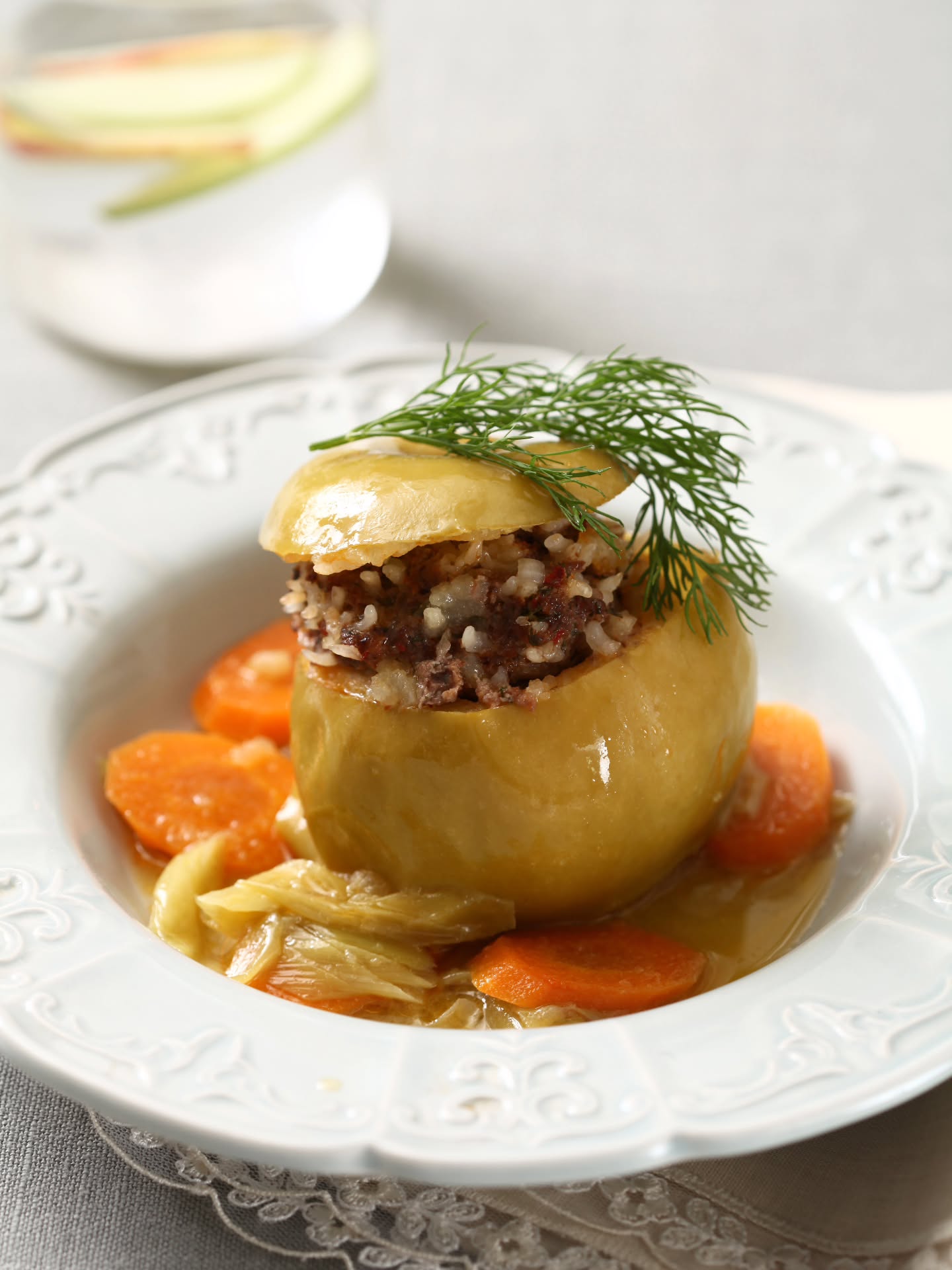 Etli Yeşil Elma Dolması
Fotoğraf: @muraterdoganonline
Hazırlayan: @muserrefkartaler
Prodüksiyon: @inciminci
(4-6 Kişilik)
Malzemeler:
1 adet büyük boy soğan
300 gram orta yağlı kıyma
1 çorba kaşığı tereyağı
Tuz, karabiber
7-8 dal maydanoz
7-8 dal dereotu
5 dal nane
1 tatlı kaşığı yenibahar (silme)
1 çay bardağı pirinç
1 adet havuç
1 dal pırasa
2 çorba kaşığı zeytinyağı
1 çay bardağı su
Hazırlanışı:
Pirinci yıkayıp süzdükten sonra tencereye alın. Üzerine su ilave edin, 2-3 dakika haşlayıp süzün.
Soğanı ince kıyıp tereyağında kıymayla birlikte kavurun. Tuzu, baharatı, ince kıyılmış yeşillikleri ekleyip tatlandırın. En son, önceden diri kıvamda haşladığınız pirinci ilave edin. Karıştırıp ocaktan alın.
Elmaların üst kısmını kapak olacak şekilde kesin. Kestiğiniz parçaları daha sonra kullanmak üzere ayırın.
Elmaların çekirdeklerini ve içlerini (Ne çok kalın ne de çok ince olmalı) kaşık yardımı ile çıkartın. Hazırladığınız iç malzemeyi elmaların içine paylaştırın.
Tencerenin dibine irice doğradığınız havuç ile pırasayı yayın. Üzerine zeytinyağını ve suyu dökün, bir tutam tuzu serpin. Üzerini önceden ayırdığınız kapakla kapattığınız elmaları tencereye yerleştirin. Önce yüksek ateşte birkaç dakika kaynatın. Ateşi kısıp 7-8 dakika pişirin. Tencerenin kapağını açmadan, dolmaları 5 dakika dinlendirin. Sıcak veya ılık servis yapın.
#EtliElmaDolması #YeşilElmaDolması #DolmaTarifleri #FarklıLezzetler #EtliYemekler #MeyveliYemekler #GurmeTarifler #ElmaYemekleri #KlasiklereYorum #AnaYemek #OsmanlıMutfağı #LezzetliYemekler #SıraDışıTatlar #YemekTarifleri #EtliDolma #ŞıkSunumlar #MevsimlikYemekler #TarifÖnerisi #ElmalıLezzetler Etli Yeşil Elma Dolması
Fotoğraf: @muraterdoganonline
Hazırlayan: @muserrefkartaler
Prodüksiyon: @inciminci
(4-6 Kişilik)
Malzemeler:
1 adet büyük boy soğan
300 gram orta yağlı kıyma
1 çorba kaşığı tereyağı
Tuz, karabiber
7-8 dal maydanoz
7-8 dal dereotu
5 dal nane
1 tatlı kaşığı yenibahar (silme)
1 çay bardağı pirinç
1 adet havuç
1 dal pırasa
2 çorba kaşığı zeytinyağı
1 çay bardağı su
Hazırlanışı:
Pirinci yıkayıp süzdükten sonra tencereye alın. Üzerine su ilave edin, 2-3 dakika haşlayıp süzün.
Soğanı ince kıyıp tereyağında kıymayla birlikte kavurun. Tuzu, baharatı, ince kıyılmış yeşillikleri ekleyip tatlandırın. En son, önceden diri kıvamda haşladığınız pirinci ilave edin. Karıştırıp ocaktan alın.
Elmaların üst kısmını kapak olacak şekilde kesin. Kestiğiniz parçaları daha sonra kullanmak üzere ayırın.
Elmaların çekirdeklerini ve içlerini (Ne çok kalın ne de çok ince olmalı) kaşık yardımı ile çıkartın. Hazırladığınız iç malzemeyi elmaların içine paylaştırın.
Tencerenin dibine irice doğradığınız havuç ile pırasayı yayın. Üzerine zeytinyağını ve suyu dökün, bir tutam tuzu serpin. Üzerini önceden ayırdığınız kapakla kapattığınız elmaları tencereye yerleştirin. Önce yüksek ateşte birkaç dakika kaynatın. Ateşi kısıp 7-8 dakika pişirin. Tencerenin kapağını açmadan, dolmaları 5 dakika dinlendirin. Sıcak veya ılık servis yapın.
#EtliElmaDolması #YeşilElmaDolması #DolmaTarifleri #FarklıLezzetler #EtliYemekler #MeyveliYemekler #GurmeTarifler #ElmaYemekleri #KlasiklereYorum #AnaYemek #OsmanlıMutfağı #LezzetliYemekler #SıraDışıTatlar #YemekTarifleri #EtliDolma #ŞıkSunumlar #MevsimlikYemekler #TarifÖnerisi #ElmalıLezzetler