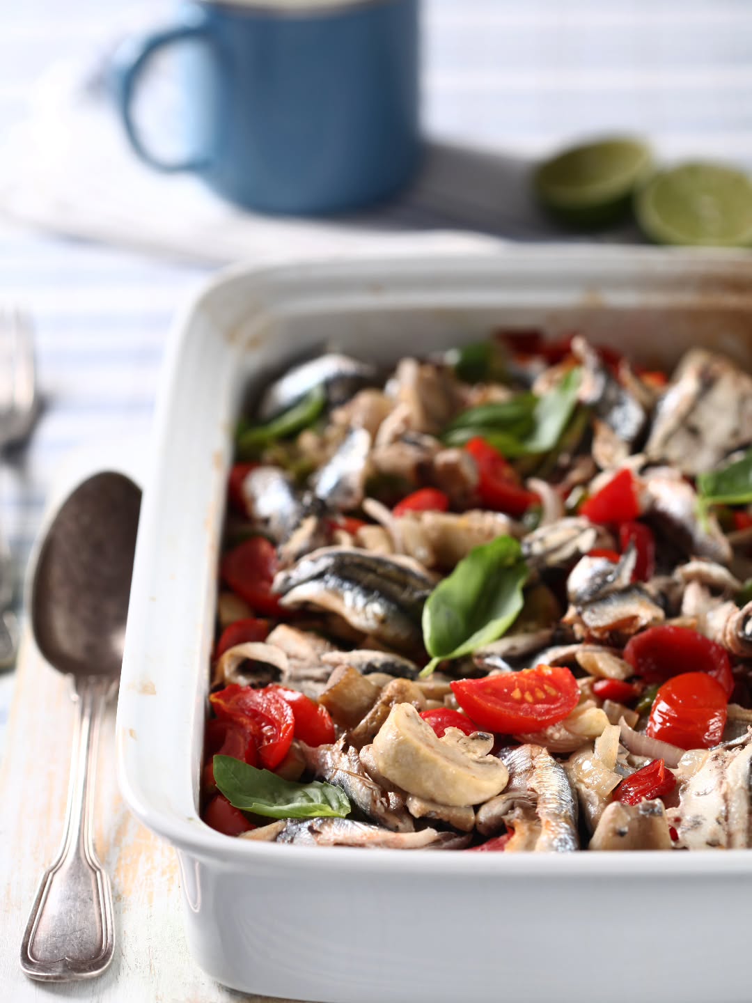 Mantarlı Hamsi Güveci
(4 Kişilik)
Fotoğraf @muraterdoganonline
Hazırlayan @muserrefkartaler
Prodüksiyon @inciminci
Malzemeler:
500 gram temizlenmiş hamsi
1 adet kapya biber
2 adet köy biberi
1 adet soğan
4 çorba kaşığı zeytinyağı
200 gr kültür mantarı
12-15 adet kiraz domates
3 diş sarımsak
1 çorba kaşığı tereyağı
Hazırlanışı:
Sarımsakları kıyın. Biberleri halka halka, soğanı piyaz doğrayın. Doğradığınız sebzeleri 2 çorba kaşığı zeytinyağında 5 dakika kavurun. Ocaktan alıp ısıya dayanıklı fırın kabına yayın. Mantarları nemli bir bezle silip dörde kesin. Daha sonra 2 çorba kaşığı zeytinyağında birkaç dakika kavurun. Ocaktan alıp fırın kabına yaydığınız sebzelerin üzerine yayın. Tuz ve taze çekilmiş karabiberi de serpin. Kiraz domatesleri de dörde bölün ve temizlenmiş hamsilerle birlikte karıştırıp fırın kabına yayın. En son küçük küçük tereyağı parçalarını serpin. 200 dereceye ayarlı fırında 20-25 dakika pişirin. Sıcak sıcak servis yapın.
#MantarlıHamsiGüveci #HamsiTarifi #KaradenizMutfağı #BalıkYemekleri #DenizÜrünleri #EvYemekleri #FırınYemekleri #SağlıklıYemekler #TürkMutfağı #GelenekselLezzetler #HamsiSezonu #MantarYemekleri #Zeytinyağlı Mantarlı Hamsi Güveci
(4 Kişilik)
Fotoğraf @muraterdoganonline
Hazırlayan @muserrefkartaler
Prodüksiyon @inciminci
Malzemeler:
500 gram temizlenmiş hamsi
1 adet kapya biber
2 adet köy biberi
1 adet soğan
4 çorba kaşığı zeytinyağı
200 gr kültür mantarı
12-15 adet kiraz domates
3 diş sarımsak
1 çorba kaşığı tereyağı
Hazırlanışı:
Sarımsakları kıyın. Biberleri halka halka, soğanı piyaz doğrayın. Doğradığınız sebzeleri 2 çorba kaşığı zeytinyağında 5 dakika kavurun. Ocaktan alıp ısıya dayanıklı fırın kabına yayın. Mantarları nemli bir bezle silip dörde kesin. Daha sonra 2 çorba kaşığı zeytinyağında birkaç dakika kavurun. Ocaktan alıp fırın kabına yaydığınız sebzelerin üzerine yayın. Tuz ve taze çekilmiş karabiberi de serpin. Kiraz domatesleri de dörde bölün ve temizlenmiş hamsilerle birlikte karıştırıp fırın kabına yayın. En son küçük küçük tereyağı parçalarını serpin. 200 dereceye ayarlı fırında 20-25 dakika pişirin. Sıcak sıcak servis yapın.
#MantarlıHamsiGüveci #HamsiTarifi #KaradenizMutfağı #BalıkYemekleri #DenizÜrünleri #EvYemekleri #FırınYemekleri #SağlıklıYemekler #TürkMutfağı #GelenekselLezzetler #HamsiSezonu #MantarYemekleri #Zeytinyağlı