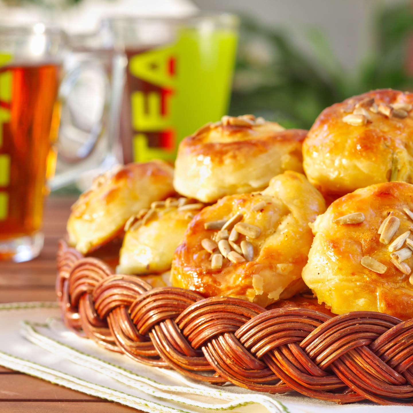 Pırasalı Börek
Tarif: Semra Yomra
Fotoğraf: Özgür Bakır
(4 Kişilik)
Malzemeler:
2 adet hazır yufka
1 büyük kase doğranmış pırasa
1 adet soğan
2 çorba kaşığı sıvı yağ
Yarım demet maydanoz
1 küçük kase lor peyniri
Pul biber
Üzeri İçin:
1 adet yumurtanın sarısı
1 çay bardağı yoğurt
1 kahve fincanı sıvı yağ
Ay çekirdeği içi
Hazırlanışı:
Soğanı soyup ince kıyın. Pırasayı ekleyip tuz ve pul biberle iyice ovun. Sıvı yağını ısıtıp soğanlı pırasayı kavurun. Ocaktan alın. Lor peyniri ve maydanozu ekleyip harmanlayın.
Yufkayı tezgahın üzerine serip iki adet yarım ay olacak şekilde kesin. Uzun kenarına soğumuş iç malzemeden en fazla iki parmak genişliğinde olacak şekilde yayın. Rulo şeklinde sarıp yufkanın yarısına kadar getirin. Yufkayı kesip kendi ekseninde her iki ucundan ortaya doğru getirerek, spiral şeklinde karşılıklı olarak iki adet börek hamuru elde edin. Kalan yufkaları da aynı şekilde hazırlayın. Üzeri için yumurta sarısını, yoğurdu ve yağı iyice çırpın. Rulo börek hamurlarının üzerine önce bu karışımdan sürün, sonra da ay çekirdeği içi serpin. Önceden ısıtılmış 170 dereceye ayarlı fırında yufka iyice kızarıncaya kadar pişirin.
#pırasalıbörek #hazıryufka #tercihçiğnikonaklama #evyapımı #çaysaati #böreksever #pırasatarifi Pırasalı Börek
Tarif: Semra Yomra
Fotoğraf: Özgür Bakır
(4 Kişilik)
Malzemeler:
2 adet hazır yufka
1 büyük kase doğranmış pırasa
1 adet soğan
2 çorba kaşığı sıvı yağ
Yarım demet maydanoz
1 küçük kase lor peyniri
Pul biber
Üzeri İçin:
1 adet yumurtanın sarısı
1 çay bardağı yoğurt
1 kahve fincanı sıvı yağ
Ay çekirdeği içi
Hazırlanışı:
Soğanı soyup ince kıyın. Pırasayı ekleyip tuz ve pul biberle iyice ovun. Sıvı yağını ısıtıp soğanlı pırasayı kavurun. Ocaktan alın. Lor peyniri ve maydanozu ekleyip harmanlayın.
Yufkayı tezgahın üzerine serip iki adet yarım ay olacak şekilde kesin. Uzun kenarına soğumuş iç malzemeden en fazla iki parmak genişliğinde olacak şekilde yayın. Rulo şeklinde sarıp yufkanın yarısına kadar getirin. Yufkayı kesip kendi ekseninde her iki ucundan ortaya doğru getirerek, spiral şeklinde karşılıklı olarak iki adet börek hamuru elde edin. Kalan yufkaları da aynı şekilde hazırlayın. Üzeri için yumurta sarısını, yoğurdu ve yağı iyice çırpın. Rulo börek hamurlarının üzerine önce bu karışımdan sürün, sonra da ay çekirdeği içi serpin. Önceden ısıtılmış 170 dereceye ayarlı fırında yufka iyice kızarıncaya kadar pişirin.
#pırasalıbörek #hazıryufka #tercihçiğnikonaklama #evyapımı #çaysaati #böreksever #pırasatarifi