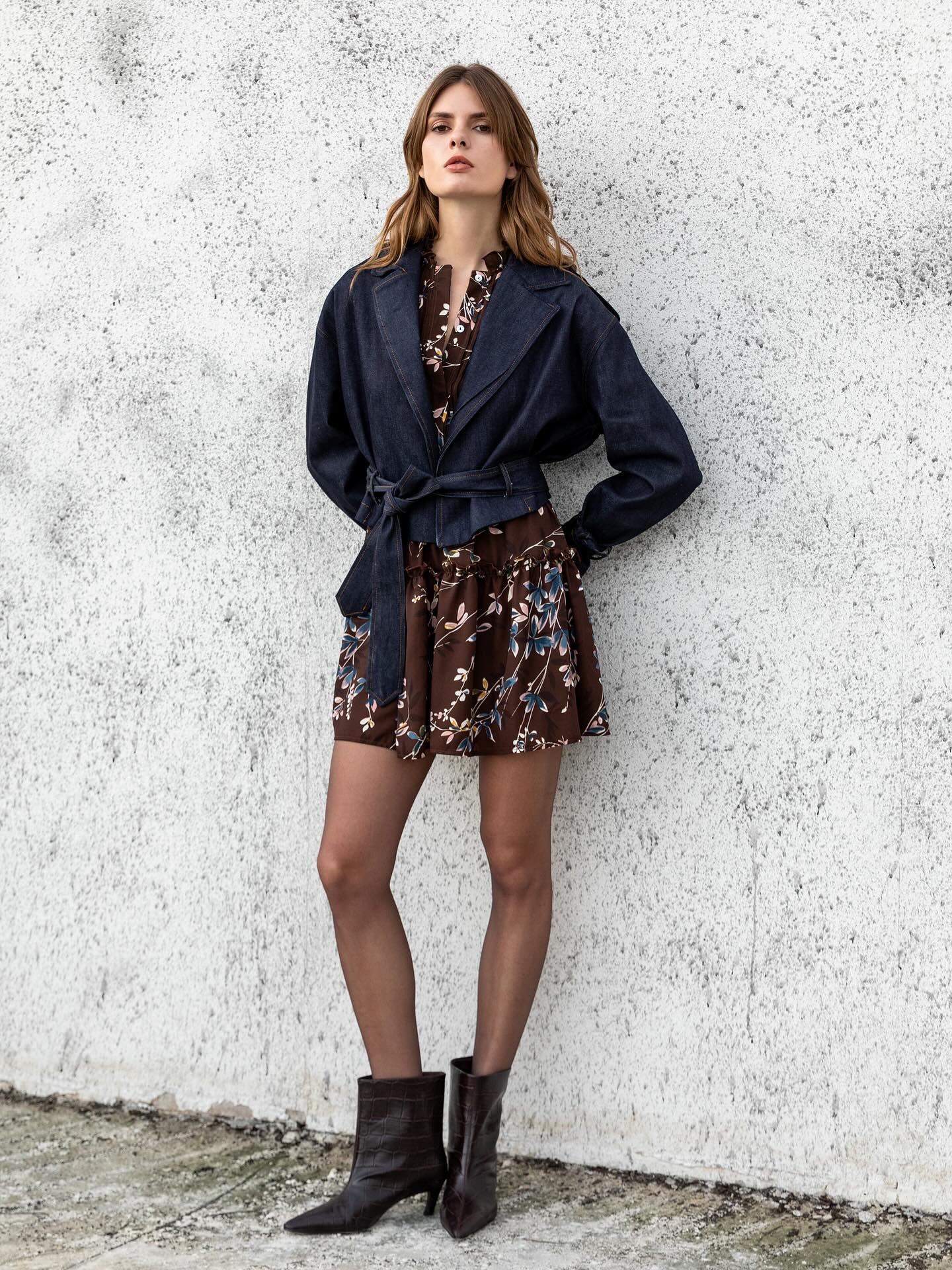 Günün her anına uyum sağlayan modern bir stil.
A modern style that suits any time of day.
#allsences