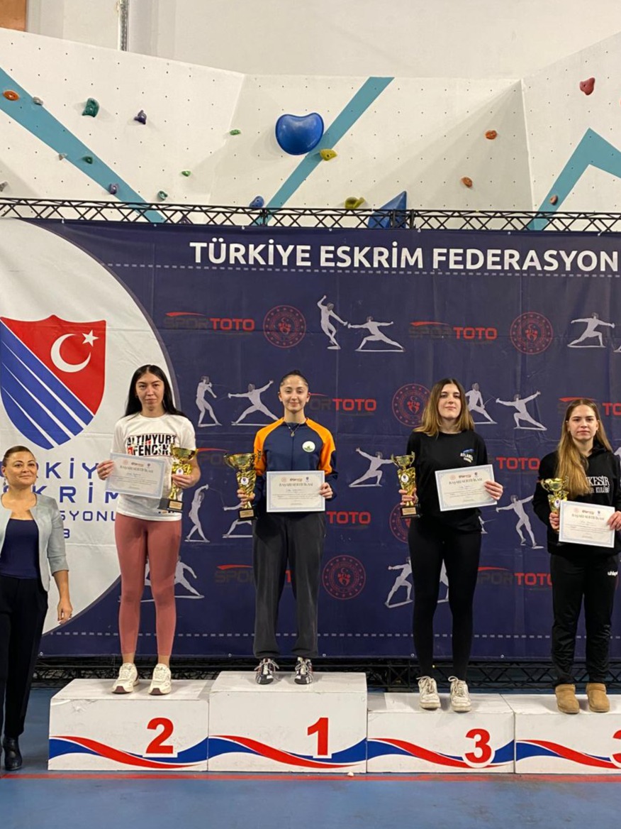 Ankara’da düzenlenen Eskrim Büyükler Kadınlar Flöre kategorisinde sporcumuz Ada Küfeciler Türkiye Şampiyonu olmuştur. 🥇 Sporcumuzu ve emeği geçen antr… Ankara’da düzenlenen Eskrim Büyükler Kadınlar Flöre kategorisinde sporcumuz Ada Küfeciler Türkiye Şampiyonu olmuştur. 🥇 Sporcumuzu ve emeği geçen antr…