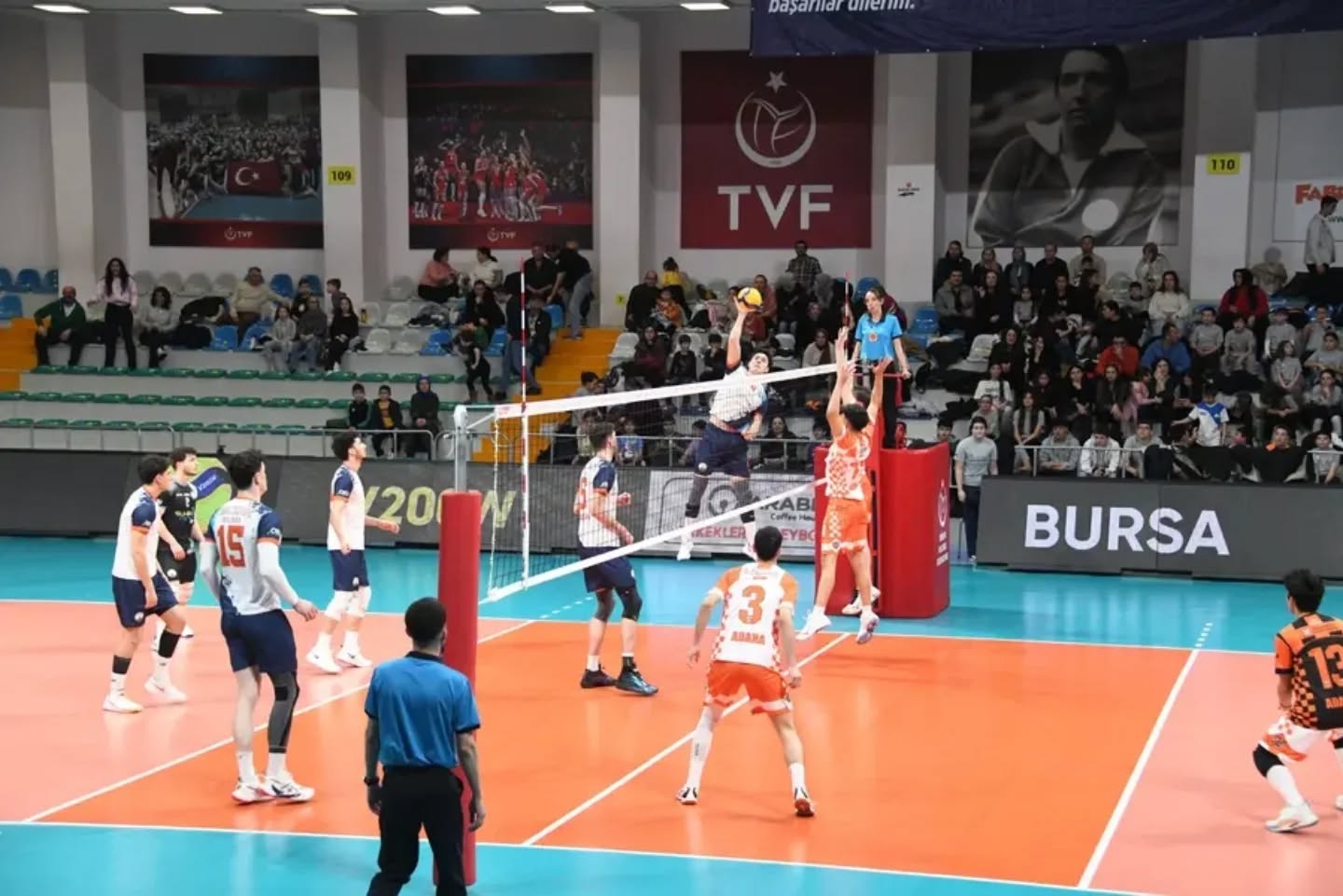 Takımımızdan Farklı Galibiyet Cengiz Göllü Voleybol Salonu’nda oynanan karşılaşmada takımımız, ilk düdükten itibaren oyunun kontrolünü eline alarak ra… Takımımızdan Farklı Galibiyet Cengiz Göllü Voleybol Salonu’nda oynanan karşılaşmada takımımız, ilk düdükten itibaren oyunun kontrolünü eline alarak ra…