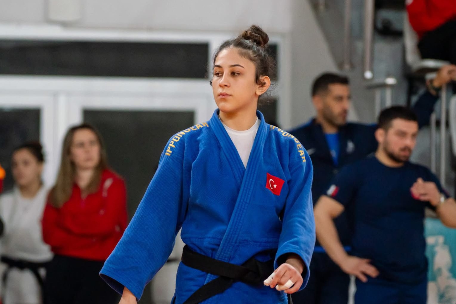 MİLLİ JUDOCUMUZ ZEYNEP ÖZTÜRK, GENÇLER AVRUPA KUPASI İÇİN BOSNA HERSEK’E GİDİYOR 7–8 Şubat 2026 tarihlerinde Bosna Hersek’in başkenti Saraybosna’da dü… MİLLİ JUDOCUMUZ ZEYNEP ÖZTÜRK, GENÇLER AVRUPA KUPASI İÇİN BOSNA HERSEK’E GİDİYOR 7–8 Şubat 2026 tarihlerinde Bosna Hersek’in başkenti Saraybosna’da dü…