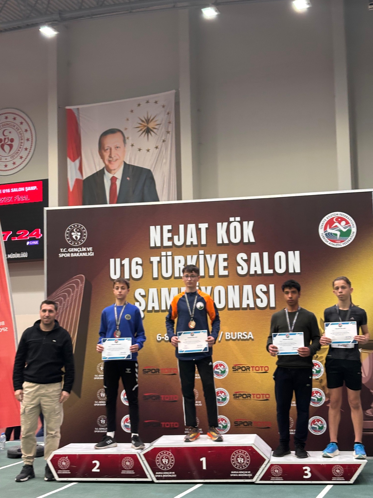 Bursa’da düzenlenen Nejat Kök U16 Yaş Altı Atletizm Salon Şampiyonası’nda, sporcumuz Sıraç Sevinç (2012), 300 metre koşusunda 37.21’lik derecesiyle Tü… Bursa’da düzenlenen Nejat Kök U16 Yaş Altı Atletizm Salon Şampiyonası’nda, sporcumuz Sıraç Sevinç (2012), 300 metre koşusunda 37.21’lik derecesiyle Tü…
