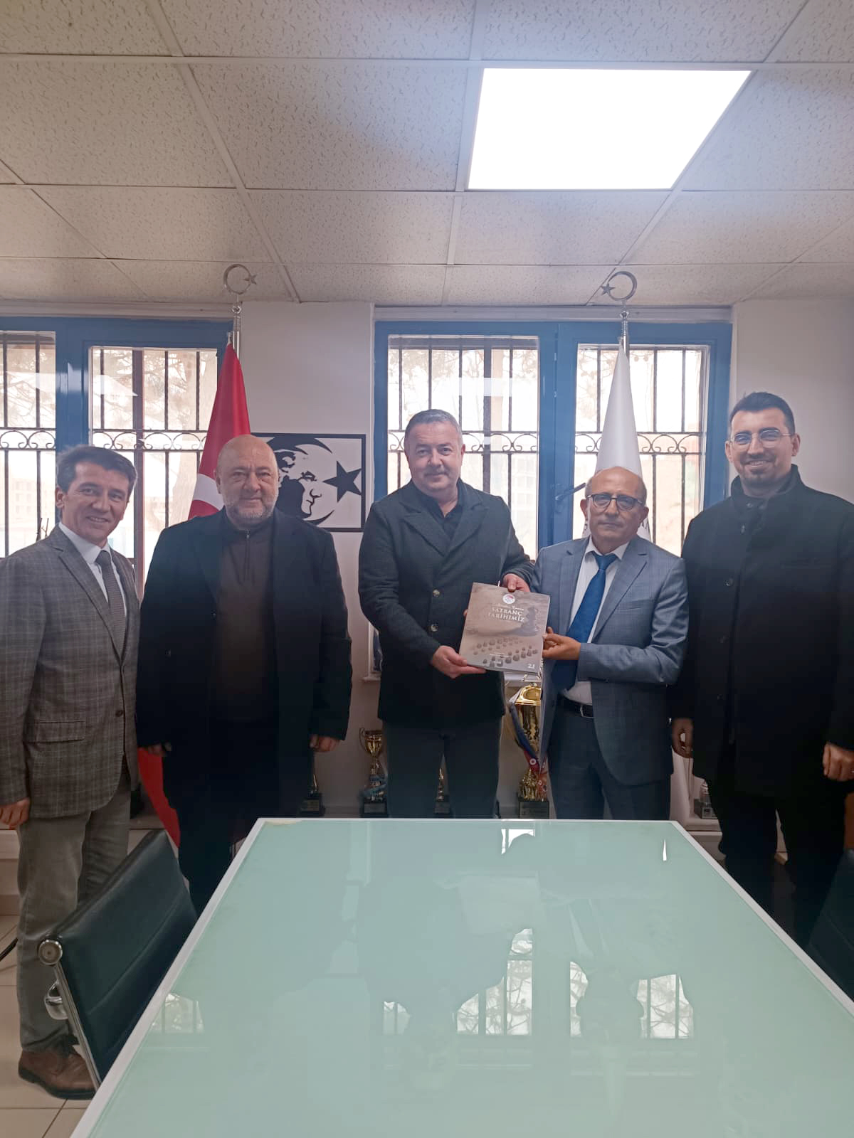 Türkiye Satranç Federasyonu Temsilciler Koordinasyon Kurulu Başkanı Mustafa Eroğlu, Merkez Hakem Kurulu Başkanı Bilal Bingölbali, Bursa İl Temsilcisi… Türkiye Satranç Federasyonu Temsilciler Koordinasyon Kurulu Başkanı Mustafa Eroğlu, Merkez Hakem Kurulu Başkanı Bilal Bingölbali, Bursa İl Temsilcisi…