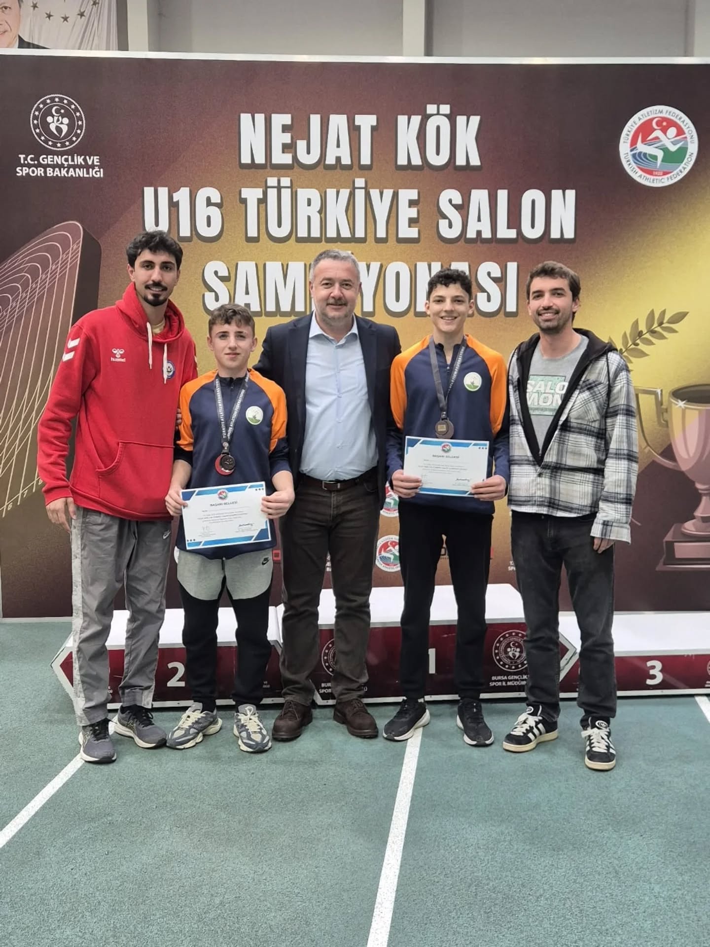 Bursa’da düzenlenen Nejat Kök U16 Salon Türkiye Şampiyonası’nda sporcumuz Berkay Işık, üç adım atlama branşında Türkiye üçüncüsü olurken; Sefa Yüksel… Bursa’da düzenlenen Nejat Kök U16 Salon Türkiye Şampiyonası’nda sporcumuz Berkay Işık, üç adım atlama branşında Türkiye üçüncüsü olurken; Sefa Yüksel…