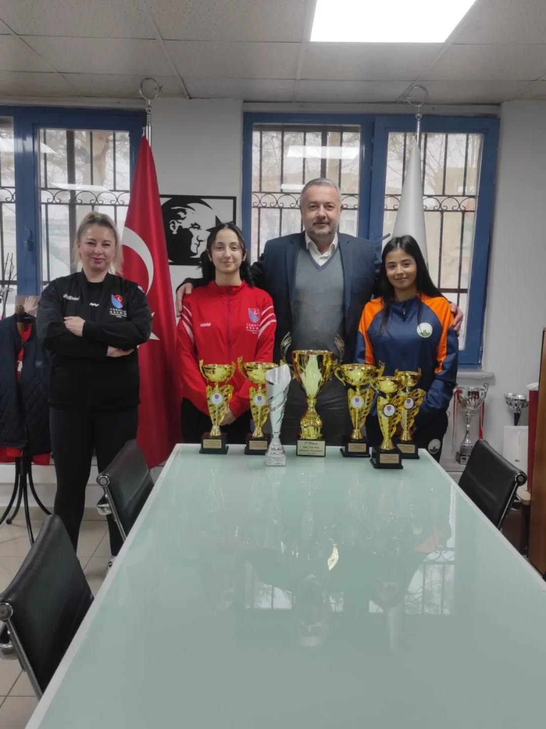 Başarılı Eskrim sporcularımız Ada Küfeciler ve Elvin Gülışık, antrenörümüz Ayşe Bekiroğlu ile birlikte, elde ettikleri ulusal ve uluslararası başarıla… Başarılı Eskrim sporcularımız Ada Küfeciler ve Elvin Gülışık, antrenörümüz Ayşe Bekiroğlu ile birlikte, elde ettikleri ulusal ve uluslararası başarıla…