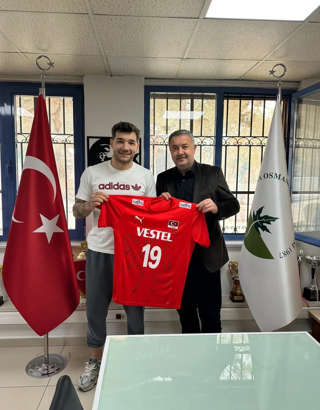 A Milli Voleybol Takımımızın Bursalı Liberosu Berkay Bayraktar, Yönetim Kurulu Başkanımız Fatih Karayılan’ı makamında ziyaret etti. Ziyareti sırasında… A Milli Voleybol Takımımızın Bursalı Liberosu Berkay Bayraktar, Yönetim Kurulu Başkanımız Fatih Karayılan’ı makamında ziyaret etti. Ziyareti sırasında…
