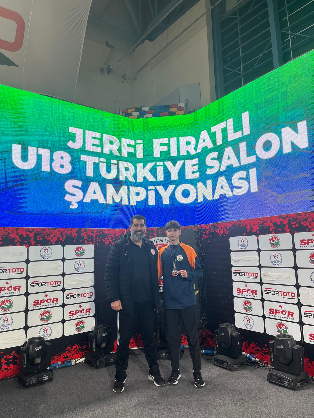 İstanbul’da düzenlenen Jerfi Fıratlı U18 Salon Atletizm Şampiyonası’nda sporcumuz Yağız Çorlak (2010), Uzun Atlama branşında elde ettiği 6.84 metre de… İstanbul’da düzenlenen Jerfi Fıratlı U18 Salon Atletizm Şampiyonası’nda sporcumuz Yağız Çorlak (2010), Uzun Atlama branşında elde ettiği 6.84 metre de…