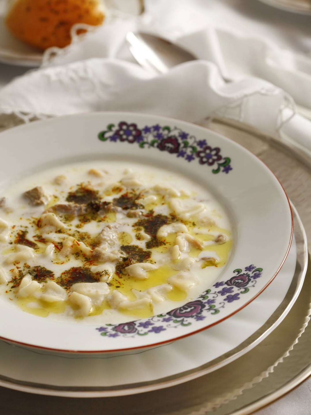 Şiş Börek (Mantı Çorbası)
Fotoğraf: @handegoksan
(4 Kişilik)
Malzemeler:
500 gram kemikli et
1 kilo yoğurt (koyu kıvamda veya süzme yoğurt)
1 çorba kaşığı un (tepeleme)
1 adet yumurta
1 su bardağı nohut
500 gram hazır mantı (tercihen el mantısı)
1 çay kaşığı kırmızı pul biber
Tuz, karabiber
Üzeri İçin:
2 çorba kaşığı tereyağı
Kuru nane
1 tutam haspir otu
Hazırlanışı:
Nohudu bir gün öncesinden suda bekletin. Ertesi günü bol suyla yıkayıp süzün. Eti geniş bir tencereye nohutlarla birlikte aktarın. Üzerine üç parmak geçecek miktarda su ilave edin. Etler yumuşayıncaya kadar pişirin. Etler pişince içinden süzerek alın ve kaşığa sığacak şekilde küçük parçalar halinde didikleyin. Etleri tekrar haşlama suyunun içine atın. Mantıları da ekleyin. Birkaç taşım kaynatmaya bırakın.
Ayrı bir yerde yoğurdu, unu ve yumurtayı iyice karıştırın. Kaynamakta olan sudan birkaç kaşık alıp karışımı ılıtın. Bu karışımı kaynayan çorba suyuna azar azar ve sürekli karıştırarak ilave edin. Bir taşım kaynatıp ocaktan alın. Tuzunu ekleyip tatlandırın.
Üzeri için tereyağını kızdırıp kuru nane ile haspir otunu kavurun. Çorbayı servis kaselerine paylaştırın. Üzerine tereyağlı karışımı dökün. Sıcak servis yapın.
#şişbörek #mantı #pratiktarif Şiş Börek (Mantı Çorbası)
Fotoğraf: @handegoksan
(4 Kişilik)
Malzemeler:
500 gram kemikli et
1 kilo yoğurt (koyu kıvamda veya süzme yoğurt)
1 çorba kaşığı un (tepeleme)
1 adet yumurta
1 su bardağı nohut
500 gram hazır mantı (tercihen el mantısı)
1 çay kaşığı kırmızı pul biber
Tuz, karabiber
Üzeri İçin:
2 çorba kaşığı tereyağı
Kuru nane
1 tutam haspir otu
Hazırlanışı:
Nohudu bir gün öncesinden suda bekletin. Ertesi günü bol suyla yıkayıp süzün. Eti geniş bir tencereye nohutlarla birlikte aktarın. Üzerine üç parmak geçecek miktarda su ilave edin. Etler yumuşayıncaya kadar pişirin. Etler pişince içinden süzerek alın ve kaşığa sığacak şekilde küçük parçalar halinde didikleyin. Etleri tekrar haşlama suyunun içine atın. Mantıları da ekleyin. Birkaç taşım kaynatmaya bırakın.
Ayrı bir yerde yoğurdu, unu ve yumurtayı iyice karıştırın. Kaynamakta olan sudan birkaç kaşık alıp karışımı ılıtın. Bu karışımı kaynayan çorba suyuna azar azar ve sürekli karıştırarak ilave edin. Bir taşım kaynatıp ocaktan alın. Tuzunu ekleyip tatlandırın.
Üzeri için tereyağını kızdırıp kuru nane ile haspir otunu kavurun. Çorbayı servis kaselerine paylaştırın. Üzerine tereyağlı karışımı dökün. Sıcak servis yapın.
#şişbörek #mantı #pratiktarif