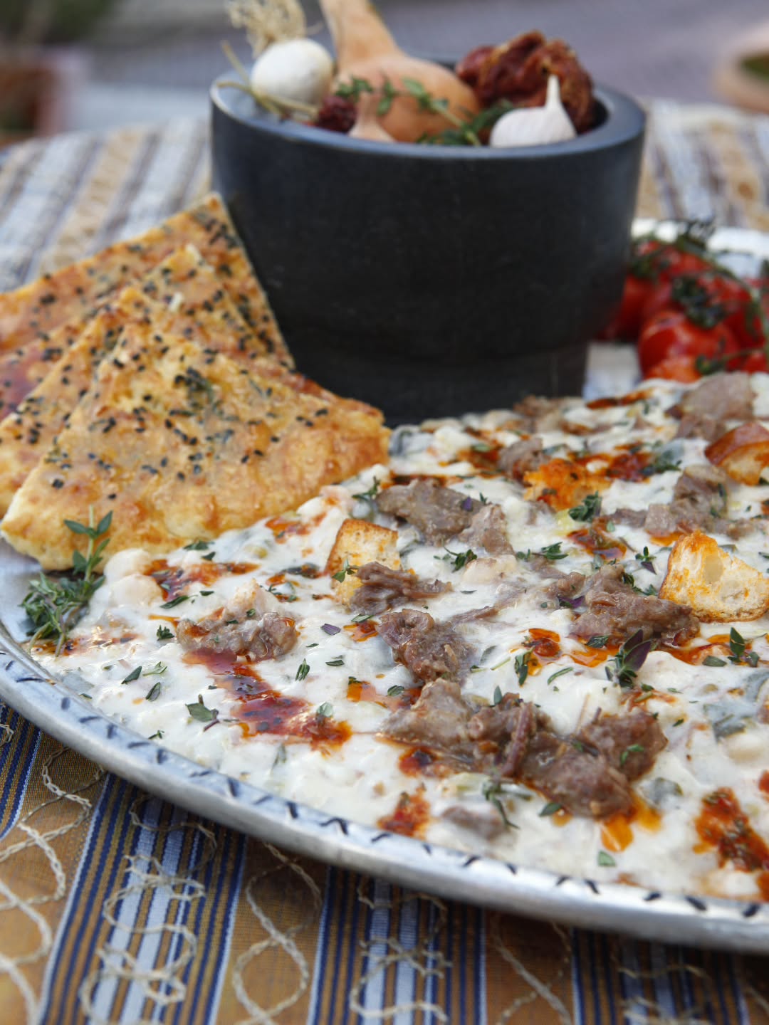 Keledoş (Van)
Tarif: Şef Kadir Bayrak
Fotoğraf: @hakkigunerkan
(4 Kişilik)
Malzemeler:
500 gram kavurmalık dana kuşbaşı
1 su bardağı döğme (aşurelik buğday)
Yarım su bardağı nohut
1 çorba kasesi ak pancar (alternatif olarak pazı ya da pırasa)
3 yemek kaşığı tereyağı
2 yemek kaşığı kuyruk yağı
1 su bardağı yeşil mercimek
2 su bardağı kurut (yoksa süzme yoğurt)
8-10 dal maydanoz ve nane
Hazırlanışı:
Geceden nohut, yeşil mercimek ve dövmeyi ıslatın. Aynı zamanda bir gün önceden (tabii varsa) kurutları sıcak suda bekletin.
Nohut ve buğdayı beraber haşlayın, pişmeye yakın yeşil mercimek, ak pancarı ekleyin. Ayrı bir yerde dana kuşbaşına, et kuyruk yağını ekleyerek kavurun ve nohutlu mercimekli karışıma ilave edip ortalama 15 dakika kısık ateşte pişirin. Ezmiş olduğunuz kurut ya da süzme yoğurdu yemeğe yedirin. 5 dakika daha kısık ateşte kaynatıp üzerine eritilmiş tereyağı, maydanoz ve nane gezdirerek servis edin.
#keledoş #vanyemekleri #etliyemekler #food #yummy Keledoş (Van)
Tarif: Şef Kadir Bayrak
Fotoğraf: @hakkigunerkan
(4 Kişilik)
Malzemeler:
500 gram kavurmalık dana kuşbaşı
1 su bardağı döğme (aşurelik buğday)
Yarım su bardağı nohut
1 çorba kasesi ak pancar (alternatif olarak pazı ya da pırasa)
3 yemek kaşığı tereyağı
2 yemek kaşığı kuyruk yağı
1 su bardağı yeşil mercimek
2 su bardağı kurut (yoksa süzme yoğurt)
8-10 dal maydanoz ve nane
Hazırlanışı:
Geceden nohut, yeşil mercimek ve dövmeyi ıslatın. Aynı zamanda bir gün önceden (tabii varsa) kurutları sıcak suda bekletin.
Nohut ve buğdayı beraber haşlayın, pişmeye yakın yeşil mercimek, ak pancarı ekleyin. Ayrı bir yerde dana kuşbaşına, et kuyruk yağını ekleyerek kavurun ve nohutlu mercimekli karışıma ilave edip ortalama 15 dakika kısık ateşte pişirin. Ezmiş olduğunuz kurut ya da süzme yoğurdu yemeğe yedirin. 5 dakika daha kısık ateşte kaynatıp üzerine eritilmiş tereyağı, maydanoz ve nane gezdirerek servis edin.
#keledoş #vanyemekleri #etliyemekler #food #yummy