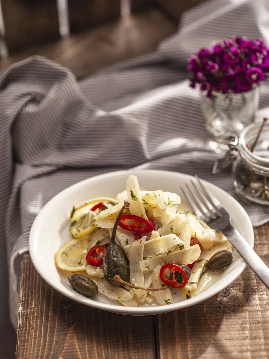 Enginar Salatası
4 Kişilik
Malzemeler:
2 adet orta boy enginar
1 limonun suyu
2 diş sarımsak
1 yemek kaşığı sirke
1 adet küçük boy kırmızı acı biber
2-3 dal dereotu
5-6 adet kapari turşusu
3 yemek kaşığı sızma zeytinyağı
Tuz
Hazırlanışı:
Kabuğunu soyduğunuz enginarları bıçakla veya mutfak rendesi yardımıyla çok ince şeritler halinde kesin. Limon suyunu, sirkeyi, çok ince kıyılmış sarımsakları ekleyip kapalı bir kaba alın. Birkaç saat beklettikten sonra kalan malzemeyi ilave edip tatlandırdıktan sonra servis yapabilirsiniz.
#enginarsalatası #enginar #salata #ayınsebzesi Enginar Salatası
4 Kişilik
Malzemeler:
2 adet orta boy enginar
1 limonun suyu
2 diş sarımsak
1 yemek kaşığı sirke
1 adet küçük boy kırmızı acı biber
2-3 dal dereotu
5-6 adet kapari turşusu
3 yemek kaşığı sızma zeytinyağı
Tuz
Hazırlanışı:
Kabuğunu soyduğunuz enginarları bıçakla veya mutfak rendesi yardımıyla çok ince şeritler halinde kesin. Limon suyunu, sirkeyi, çok ince kıyılmış sarımsakları ekleyip kapalı bir kaba alın. Birkaç saat beklettikten sonra kalan malzemeyi ilave edip tatlandırdıktan sonra servis yapabilirsiniz.
#enginarsalatası #enginar #salata #ayınsebzesi