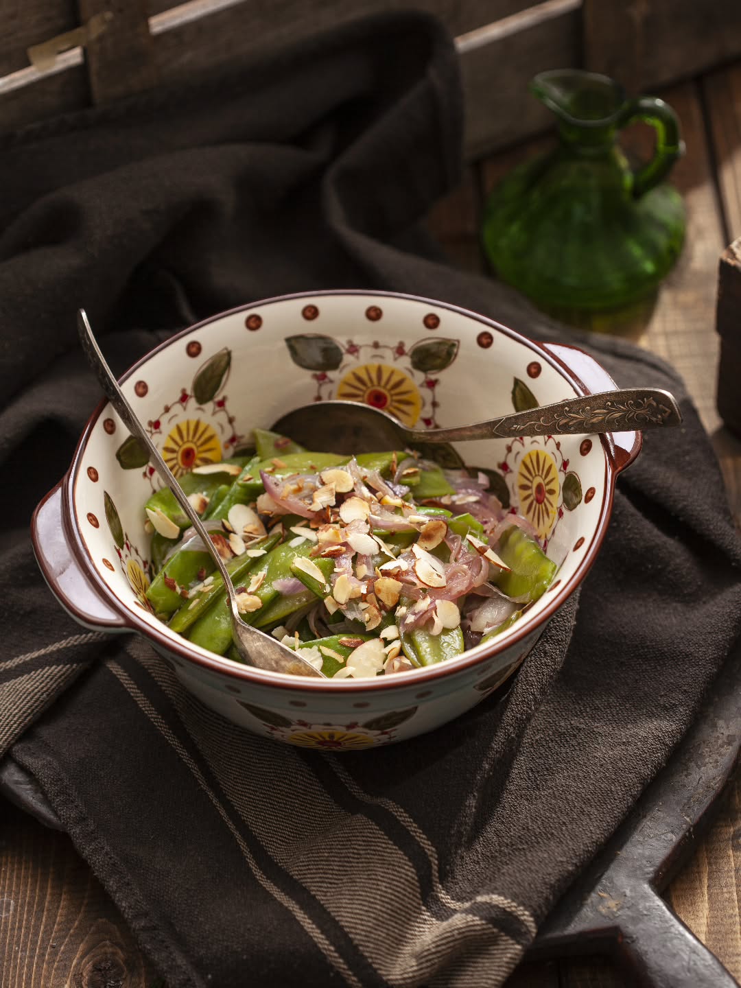 Sultani Bezelye Salatası
Prodüksiyon: @inciminci
Fotoğraf: @handegoksan
4 Kişilik
Malzemeler:
500 gram sultani bezelye
3 adet orta boy soğan
1 çay kaşığı toz şeker
1 çay bardağı kadar ince kıyılmış badem ya da ceviz
1 tatlı kaşığı susam
Yarım çay bardağı zeytinyağı
Tuz, karabiber
Hazırlanışı:
Sultani bezelyeleri fasulye ayıklar gibi ayıklayın kenarında varsa kılçıkları temizleyin. Yıkayıp bir tencere aktarın. Üzerine 1 yemek kaşığı zeytinyağı, tuz, karabiber 1 çay bardağı su ekleyin. Kısık ateşte suyunu çekinceye kadar pişirin.
Soğanları piyazlık doğrayın. Ayrı bir tavaya alın. Üzerine 1 çay bardağı su, zeytinyağı, şeker ve bir tutam tuz ekleyin. Çok kısık ateşte soğanlar kahverengi olana kadar pişirin.
Yapışmaz yüzeyli bir tavada, susam ve bademi yağsız olarak, kısık ateşte birkaç dakika kadar sürekli karıştırarak kavurun. Bezelyeleri servis yapacağınız tabağa alın. Üzerine soğanları, badem ve susam karışımını döküp servis yapın.
#sultanibezelyesalatası #salata #bezelyesalatası #baharsalatası #salad Sultani Bezelye Salatası
Prodüksiyon: @inciminci
Fotoğraf: @handegoksan
4 Kişilik
Malzemeler:
500 gram sultani bezelye
3 adet orta boy soğan
1 çay kaşığı toz şeker
1 çay bardağı kadar ince kıyılmış badem ya da ceviz
1 tatlı kaşığı susam
Yarım çay bardağı zeytinyağı
Tuz, karabiber
Hazırlanışı:
Sultani bezelyeleri fasulye ayıklar gibi ayıklayın kenarında varsa kılçıkları temizleyin. Yıkayıp bir tencere aktarın. Üzerine 1 yemek kaşığı zeytinyağı, tuz, karabiber 1 çay bardağı su ekleyin. Kısık ateşte suyunu çekinceye kadar pişirin.
Soğanları piyazlık doğrayın. Ayrı bir tavaya alın. Üzerine 1 çay bardağı su, zeytinyağı, şeker ve bir tutam tuz ekleyin. Çok kısık ateşte soğanlar kahverengi olana kadar pişirin.
Yapışmaz yüzeyli bir tavada, susam ve bademi yağsız olarak, kısık ateşte birkaç dakika kadar sürekli karıştırarak kavurun. Bezelyeleri servis yapacağınız tabağa alın. Üzerine soğanları, badem ve susam karışımını döküp servis yapın.
#sultanibezelyesalatası #salata #bezelyesalatası #baharsalatası #salad