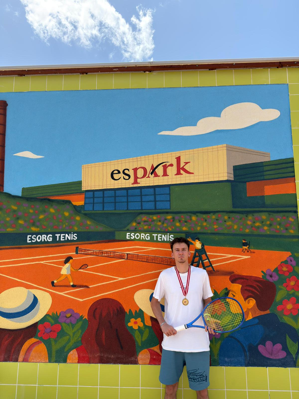 Türkiye Tenis Federasyonu tarafından Eskişehir’de düzenlenen Büyükler Hafta Sonu Turnuvası’nda sporcumuz Emir Vatansever, kendi grubunda ikinci olarak… Türkiye Tenis Federasyonu tarafından Eskişehir’de düzenlenen Büyükler Hafta Sonu Turnuvası’nda sporcumuz Emir Vatansever, kendi grubunda ikinci olarak…