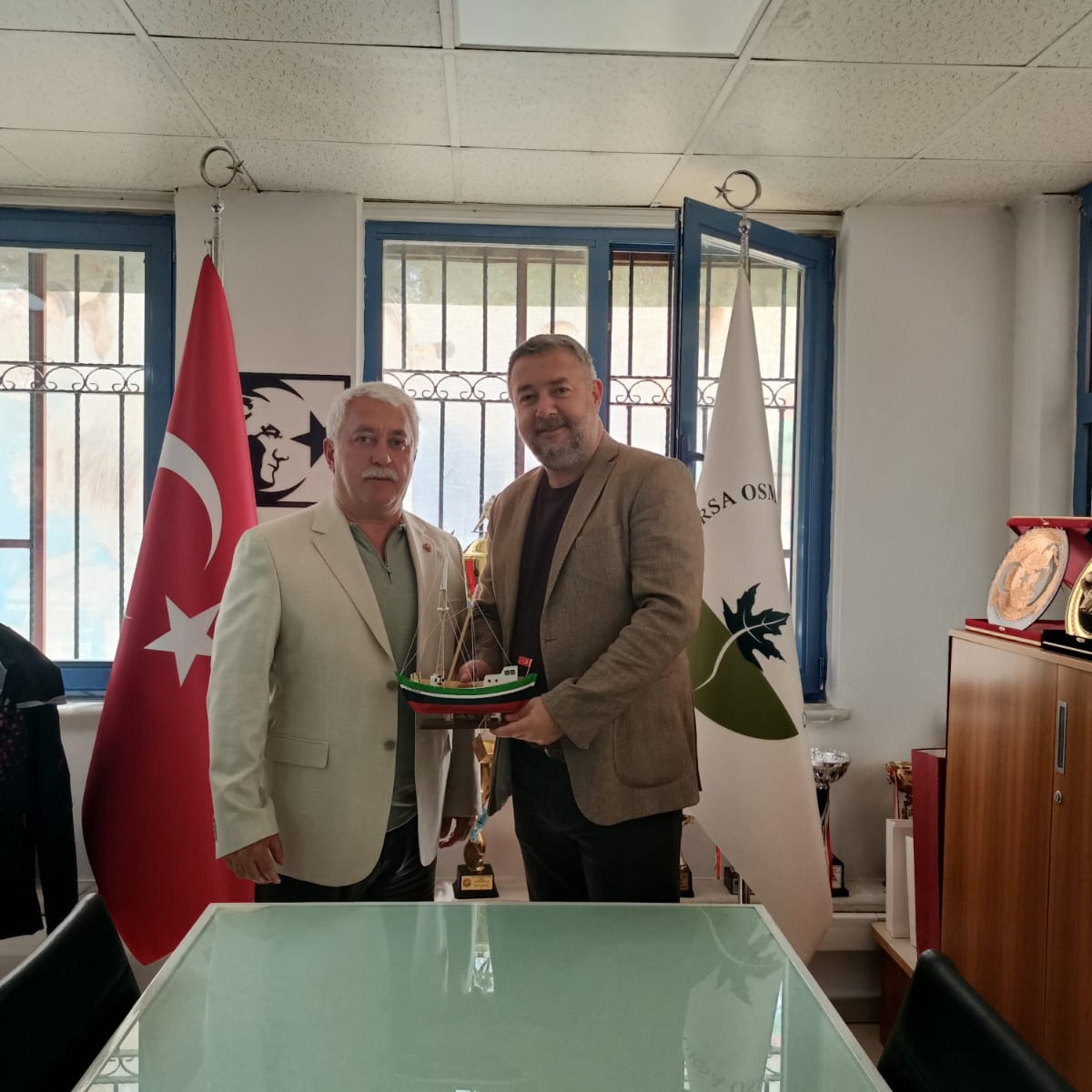 Çırpan Mahalle Muhtarımız Cengiz Demir, Yönetim Kurulu Başkanımız Fatih Karayılan’ı makamında ziyaret etmiştir. Nazik ziyaretlerinden dolayı kendileri… Çırpan Mahalle Muhtarımız Cengiz Demir, Yönetim Kurulu Başkanımız Fatih Karayılan’ı makamında ziyaret etmiştir. Nazik ziyaretlerinden dolayı kendileri…