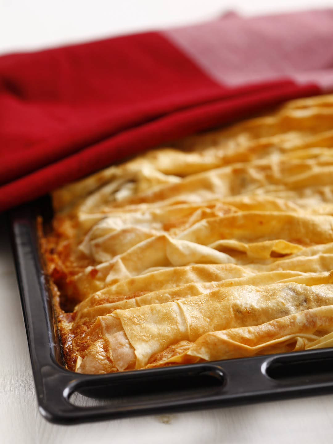 Kaymaklı Börek
Prodüksiyon: @inciminci
Fotoğraf: @handegoksan
(1 Tepsi İçin)
Malzemeler:
4 adet yufka
3 adet yumurta
1 su bardağı sıvı yağ
1 su bardağı süt
200 gram kaymak
1 paket kabartma tozu
1 çorba kaşığı haşhaş tohumu
Peynirli Harç Malzemesi:
250 gram tatlı lor peyniri
100 gram ekşi lor peyniri
200 gram tel peyniri
1 küçük kase doğranmış yarı kurutulmuş domates
Hazırlanışı:
Yumurtayı, sütü ve sıvı yağı çukur bir kasede çırpın. Kaymağı ekleyip birkaç dakika daha çırpmaya devam edin. En son kabartma tozunu ve haşhaş tohumunu da ilave ederek tahta kaşıkla karıştırın.
Ayrı bir kapta tüm peynirleri ve jülyen şeklinde doğranmış kurutulmuş domatesleri karıştırın.
1 adet yufkayı tam açarak tezgaha yayın. Yufkanın yarısına peynirli karışımın dörtte birini yayın. Boşta kalan yufkayı üzerine kapatarak yarım ay şeklini elde edin. Yufkayı kısa kenarından başlayıp pile şeklinde bitişik olacak şekilde büzün. Yağlanmış fırın tepsisine yerleştirin. Kalan yufkaları da aynı şekilde hazırlayıp tepsiye yan yana yerleştirin.
Yufkaların üzerine kaşık yardımıyla iyice yedirerek kremalı sostan dökün. Önceden ısıtılmış 190 dereceye ayarlı fırında üzeri iyice kızarıncaya kadar yaklaşık 40-45 dakika pişirin. Dilimleyip servis yapın.
#kaymaklıbörek #börek #çaysaati Kaymaklı Börek
Prodüksiyon: @inciminci
Fotoğraf: @handegoksan
(1 Tepsi İçin)
Malzemeler:
4 adet yufka
3 adet yumurta
1 su bardağı sıvı yağ
1 su bardağı süt
200 gram kaymak
1 paket kabartma tozu
1 çorba kaşığı haşhaş tohumu
Peynirli Harç Malzemesi:
250 gram tatlı lor peyniri
100 gram ekşi lor peyniri
200 gram tel peyniri
1 küçük kase doğranmış yarı kurutulmuş domates
Hazırlanışı:
Yumurtayı, sütü ve sıvı yağı çukur bir kasede çırpın. Kaymağı ekleyip birkaç dakika daha çırpmaya devam edin. En son kabartma tozunu ve haşhaş tohumunu da ilave ederek tahta kaşıkla karıştırın.
Ayrı bir kapta tüm peynirleri ve jülyen şeklinde doğranmış kurutulmuş domatesleri karıştırın.
1 adet yufkayı tam açarak tezgaha yayın. Yufkanın yarısına peynirli karışımın dörtte birini yayın. Boşta kalan yufkayı üzerine kapatarak yarım ay şeklini elde edin. Yufkayı kısa kenarından başlayıp pile şeklinde bitişik olacak şekilde büzün. Yağlanmış fırın tepsisine yerleştirin. Kalan yufkaları da aynı şekilde hazırlayıp tepsiye yan yana yerleştirin.
Yufkaların üzerine kaşık yardımıyla iyice yedirerek kremalı sostan dökün. Önceden ısıtılmış 190 dereceye ayarlı fırında üzeri iyice kızarıncaya kadar yaklaşık 40-45 dakika pişirin. Dilimleyip servis yapın.
#kaymaklıbörek #börek #çaysaati