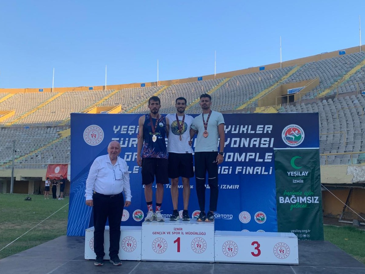 İzmir'de düzenlenen Yeşilay Büyükler Ferdi Atletizm Şampiyonası'nda kulübümüz sporcusu Murat Özbey, üç adım atlama branşında gösterdiği başarılı perfo… İzmir'de düzenlenen Yeşilay Büyükler Ferdi Atletizm Şampiyonası'nda kulübümüz sporcusu Murat Özbey, üç adım atlama branşında gösterdiği başarılı perfo…