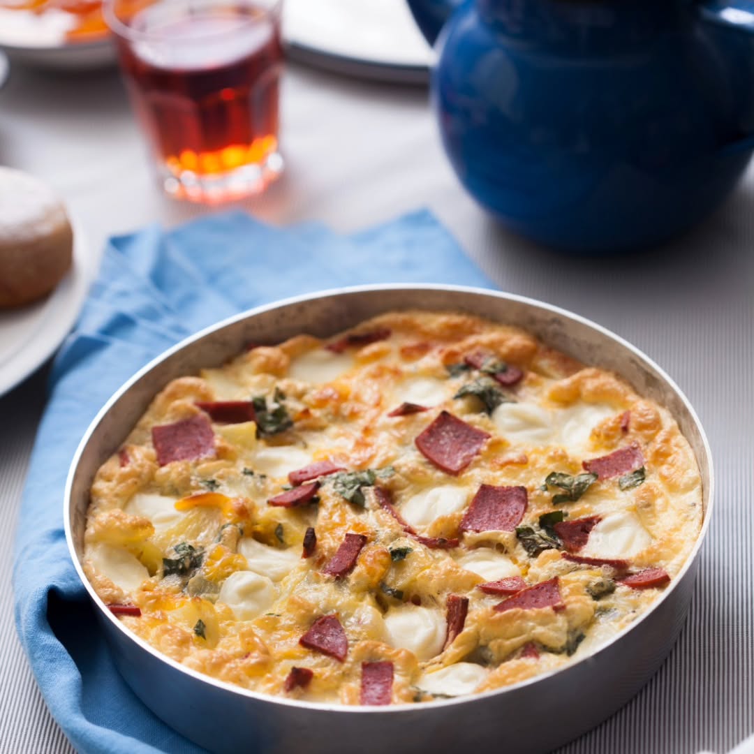 Fırında Patatesli Omlet
(6-8 Kişilik)
Malzemeler:
3 adet orta boy patates
1 çay bardağı sıvı yağ
100 gram tel peynir
50 gram mini taze peynir
2 yemek kaşığı krema
1 dal taze fesleğen veya reyhan
Tuz, karabiber
5-6 dilim sucuk
6 adet yumurta
Hazırlanışı:
Kabuğunu soyduğunuz patatesleri küp şeklinde doğrayın. İyice yıkayıp süzüp kuruladıktan sonra sıvı yağda kızartın.
Patatesleri ısıya dayanıklı yuvarlak (25-27 cm çapında, en fazla 6-7 cm derinliğinde) bir tepsiye aktarın. Üzerine sırasıyla krema, tuz ve karabiberle birlikte çırpılmış yumurtaları, irice doğranmış tel peyniri, mini taze peynirleri, küçük küçük doğranmış sucuğu ve reyhanı yayın. 180 dereceye ayarlı fırında, hamuru iyice sertleşene kadar pişirin. Fırından alın, dilimleyip servis yapın.
#fırındapatatesliomlet #omlet #fırındaomlet #patatesliomlet #kahvaltı Fırında Patatesli Omlet
(6-8 Kişilik)
Malzemeler:
3 adet orta boy patates
1 çay bardağı sıvı yağ
100 gram tel peynir
50 gram mini taze peynir
2 yemek kaşığı krema
1 dal taze fesleğen veya reyhan
Tuz, karabiber
5-6 dilim sucuk
6 adet yumurta
Hazırlanışı:
Kabuğunu soyduğunuz patatesleri küp şeklinde doğrayın. İyice yıkayıp süzüp kuruladıktan sonra sıvı yağda kızartın.
Patatesleri ısıya dayanıklı yuvarlak (25-27 cm çapında, en fazla 6-7 cm derinliğinde) bir tepsiye aktarın. Üzerine sırasıyla krema, tuz ve karabiberle birlikte çırpılmış yumurtaları, irice doğranmış tel peyniri, mini taze peynirleri, küçük küçük doğranmış sucuğu ve reyhanı yayın. 180 dereceye ayarlı fırında, hamuru iyice sertleşene kadar pişirin. Fırından alın, dilimleyip servis yapın.
#fırındapatatesliomlet #omlet #fırındaomlet #patatesliomlet #kahvaltı
