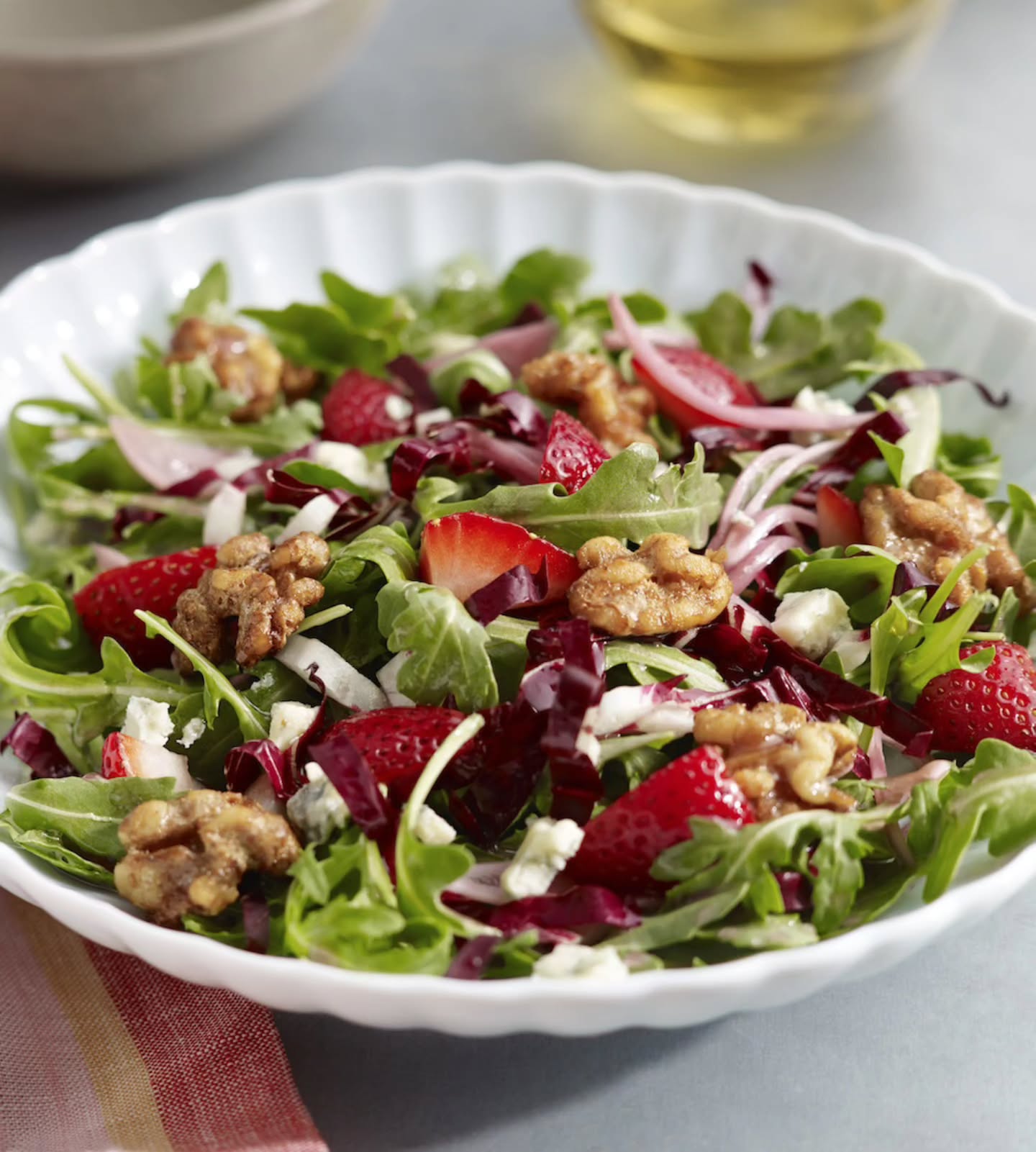 Avokado ve Rokalı Ceviz Salatası
(2 Kişilik)
Malzemeler:
Yarım bardak doğranmış California cevizi
3 çorba kaşığı saf sızma zeytinyağı
2 çorba kaşığı limon suyu
1 çorba kaşığı hardal
100 gram bebek roka yaprağı
Yarım kırmızı soğan, çok ince doğranmış
Yarım kutu karışık Akdeniz yeşilliği
5-6 adet dilimlenmiş çilek
2 adet avokado, küp doğranmış
Hazırlanışı:
Fırınınızı 180 derecede önceden ısıtın. Cevizleri fırın tepsisine yayın. 5 dakika kadar kızartın. Soğuyunca irice doğrayın.
Salatanın sosu için; Yağı, limon suyunu ve hardalı kavanoza aktarın. İyice çalkalayın. Salatanın sosu hazır. Salata malzemelerini servis tabağında karıştırın. Biraz sos dökün ve karıştırarak harmanlayın. En son cevizleri üzerine yayın.
#AvokadoVeRokalıCevizSalatası #SağlıklıBeslenme #GurmeLezzetler #SalataTarifleri #DoğalLezzetler
Avokado ve Rokalı Ceviz Salatası
(2 Kişilik)
Malzemeler:
Yarım bardak doğranmış California cevizi
3 çorba kaşığı saf sızma zeytinyağı
2 çorba kaşığı limon suyu
1 çorba kaşığı hardal
100 gram bebek roka yaprağı
Yarım kırmızı soğan, çok ince doğranmış
Yarım kutu karışık Akdeniz yeşilliği
5-6 adet dilimlenmiş çilek
2 adet avokado, küp doğranmış
Hazırlanışı:
Fırınınızı 180 derecede önceden ısıtın. Cevizleri fırın tepsisine yayın. 5 dakika kadar kızartın. Soğuyunca irice doğrayın.
Salatanın sosu için; Yağı, limon suyunu ve hardalı kavanoza aktarın. İyice çalkalayın. Salatanın sosu hazır. Salata malzemelerini servis tabağında karıştırın. Biraz sos dökün ve karıştırarak harmanlayın. En son cevizleri üzerine yayın.
#AvokadoVeRokalıCevizSalatası #SağlıklıBeslenme #GurmeLezzetler #SalataTarifleri #DoğalLezzetler