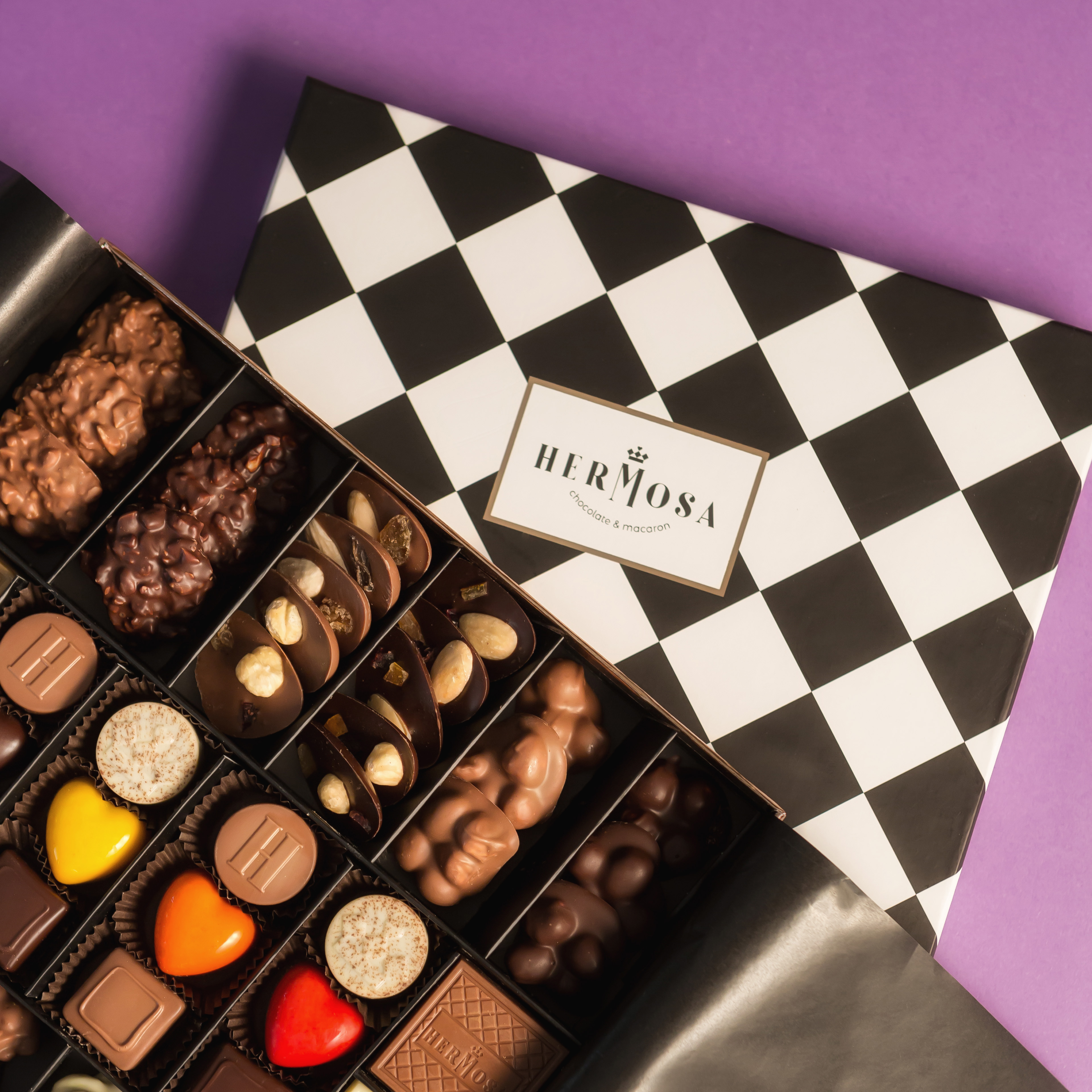 En güzel hediyeler Hermosa’dan. 🎁✨
Sevdiklerinizi mutlu edecek, özenle hazırlanan birbirinden özel lezzetler; şık kutularımız ve zarif paketlememizle hediye edilmeye hazır.
🍫 Özenle seçilmiş ürünler
🎁 Şık ve özenli hediye paketleme
🛵 İstanbul içi aynı gün ücretsiz teslimat
📦 Türkiye’nin her yerine kargo
Doğum günü, teşekkür, kutlama ya da sadece “seni düşündüm” demek için…
Hermosa kutuları her zaman güzel bir fikir.
Sipariş için web sitemiz profilde. 🤍